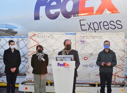 Durante la recepción en el Aeropuerto Internacional de Toluca, el director general del Cenaprece de la Secretaría de Salud, Ruy López Ridaura, detalló que estas vacunas se suministrarán en todo el país al personal que trabaja en todas las escuelas, tanto públicas como privadas, de todos los niveles de educación.