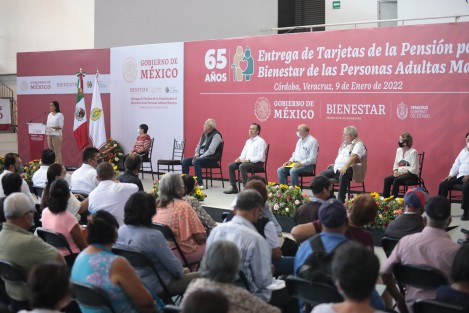 Acompañando por la subsecretaria del Bienestar, Ariadna Montiel Reyes, el Gobernador  Cuitláhuac García hizo entrega de tarjetas de la Pensión para el Bienestar de las Personas Adultas Mayores en Córdoba, Ver..