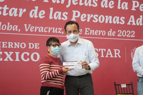 Acompañando por la subsecretaria del Bienestar, Ariadna Montiel Reyes, el Gobernador  Cuitláhuac García hizo entrega de tarjetas de la Pensión para el Bienestar de las Personas Adultas Mayores en Córdoba, Ver..