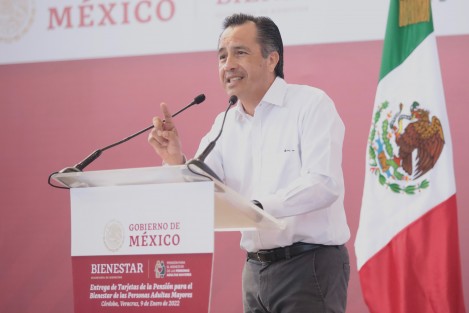 <em>Para los gobiernos de la Cuarta Transformación está muy claro por qué se enojan tanto nuestros adversarios políticos: cuando tuvieron su oportunidad la ocuparon para robar el dinero que hoy va a las manos del pueblo</em>, aseveró el gobernador Cuitláhuac García Jiménez.