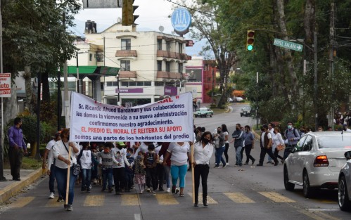 Vecinos de el predio El Moral marcharon desde Los Tecajetes hacia Palacio Municipal, para solicitar al alcalde la regularización de sus predios, mismos donde desde hace dos años llegaron a asentarse. 