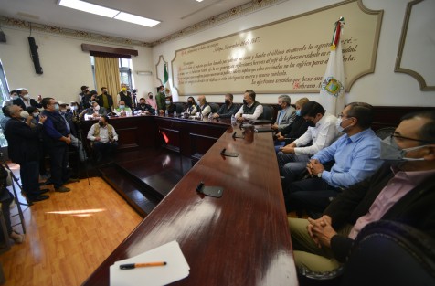 En coordinación con la Federación, Estado, sector comercial y la ciudadanía, el próximo 12 de enero iniciará un programa para la reposición de losas y concretos en distintas calles del centro histórico con una inversión de 35 millones de pesos, informó el presidente municipal Ricardo Ahued Bardahuil.