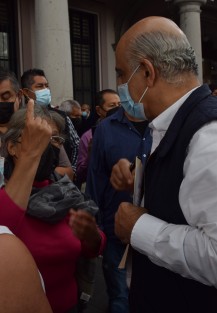 Además de atender a colonos del predio EL Moral, Ricardo Ahued  también atendió a otros xalapeños que se le acercaron. 