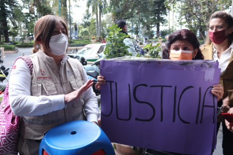 La señora Margarita Juárez Huerta exige se le reinstale en el puesto como promotora comunitaria en el Ayuntamiento de Xalapa, donde trabajaba por contratos de 3 meses durante la administración pasada, mismos que se le dejaron de dar desde hace 2 años. 