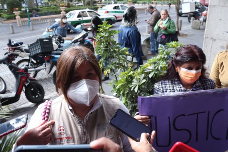 La señora Margarita Juárez Huerta exige se le reinstale en el puesto como promotora comunitaria en el Ayuntamiento de Xalapa, donde trabajaba por contratos de 3 meses durante la administración pasada, mismos que se le dejaron de dar desde hace 2 años. 
