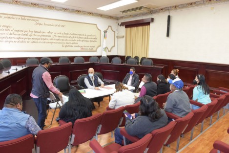 En la Sala del Cabildo del Ayuntamiento de Xalapa, el alcalde Ricardo Ahued recibió a vecinos de la colonia El Moral, quienes plantearon sus inquietudes sobre diversos temas y entregaron documentación relacionada para el posterior análisis de las autoridades.

