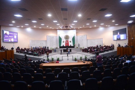 Como parte de los trabajos de la Décima Primera Sesión Ordinaria, correspondiente al primer periodo de esta LXVI Legislatura, el Pleno remitió a la Comisión Permanente de Gobernación los oficios mediante los cuales la regidora décima del ayuntamiento de Córdoba, Paulina Lavín Munguira, y el regidor sexto de Ixtaczoquitlán, Patricio Alejandro de los Santos Rosas, solicitan licencia para separarse del cargo por así convenir a sus intereses.