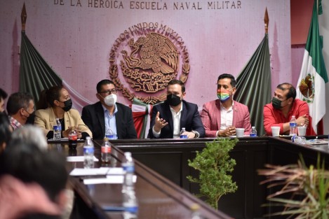 El diputado Paul Martínez Marie encabezó una reunión con presidentes municipales del Distrito IX, con sede en Perote, y de otras regiones, así como con directores de Catastro y especialistas en el ramo, para dar a conocer un programa de regularización y escrituración de predios irregulares para las diferentes demarcaciones del estado.