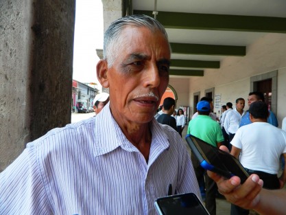  Gabriel Jiménez Romano, agente municipal de la localidad de Vega Chica, señaló que busca ante las autoridades municipales de Tlapacoyan, Ver., que encabeza Salvador Murrieta Moreno, que por fin pueda ser terminado el puente que beneficia a un gran número de personas y el gobierno del estado pueda destinar los recursos suficientes para esta obra.