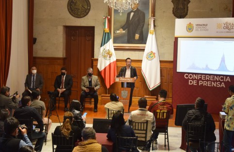 En conferencia de prensa, el gobernador Cuitláhuac García Jiménez y el titular de la Secretaría de Desarrollo Económico y Portuario (SEDECOP), Enrique Nachón García, informaron que haber creado un semáforo para la entidad -paralelo al nacional- que situara al quehacer industrial como estratégico permitió una pronta recuperación, en contraste con otros estados. 
