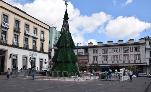 Ya retiran el árbol navideño en el centro de Xalapa.