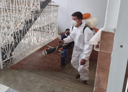  Como parte de las medidas de prevención para evitar contagios por la presencia del virus COVID-19 y prevenir la proliferación de la variante Omicron, en Tlapacoyan se realizó la sanitización, fumigación y desinfección de edificios y espacios públicos.
