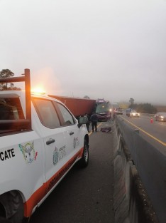 Autobús de la línea ADO procedente de la Ciudad de México chocó este jueves en la madrugada contra tráiler estacionado en acotamiento del libramiento de Xalapa, cerca de la caseta de peaje. Reportan dos pasajeros muertos y 10 heridos.