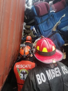 Autobús de la línea ADO procedente de la Ciudad de México chocó este jueves en la madrugada contra tráiler estacionado en acotamiento del libramiento de Xalapa, cerca de la caseta de peaje. Reportan dos pasajeros muertos y 10 heridos. 