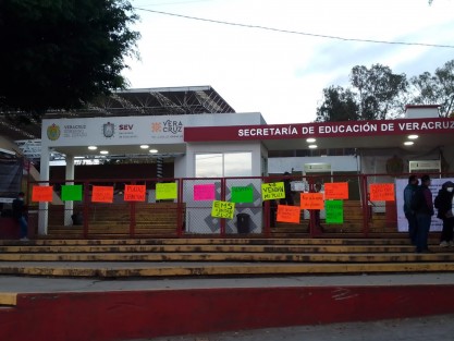 Aspirantes a plazas de maestros en Telebachilleratos se manifestaron frente a oficinas centrales de la SEV, exigiendo transparencia en la asignación de las mismas. También acusaron la venta de ellas. 