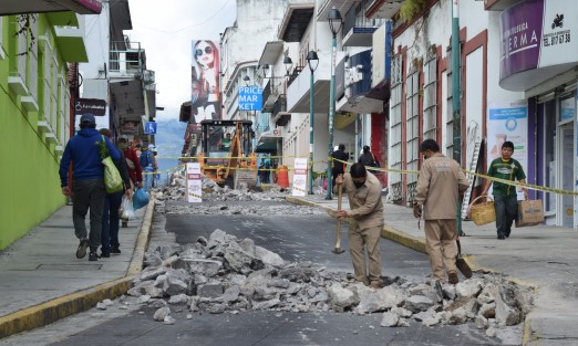 Inició la sustitución de losas en la calle Benito Juárez del centro de Xalapa, en el tamo de Carrillo Puerto a Madero. 