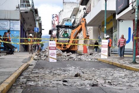 Inició la sustitución de losas en la calle Benito Juárez del centro de Xalapa, en el tamo de Carrillo Puerto a Madero. 