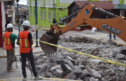 Inició la sustitución de losas en la calle Benito Juárez del centro de Xalapa, en el tamo de Carrillo Puerto a Madero. 