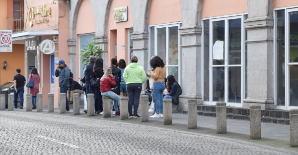 Desde hace varios días se puede observar gente formada en las farmacias del centro de la ciudad  para solicitar pruebas de antígenos, ya que son las más económicas teniendo un costo de 299 pesos. 