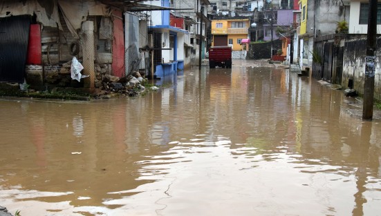 Fuertes lluvias trajo la tarde de este día el ingreso del Frente Frío núm. 22. Autoridades de Protección Civil de Xalapa llamaron a la población a mantenerse atentos ante las bajas temperaturas y lluvias.