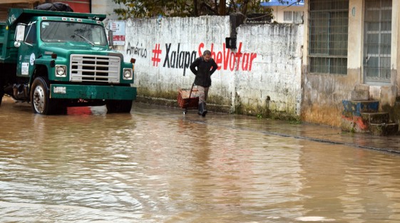 Fuertes lluvias trajo la tarde de este día el ingreso del Frente Frío núm. 22. Autoridades de Protección Civil de Xalapa llamaron a la población a mantenerse atentos ante las bajas temperaturas y lluvias.