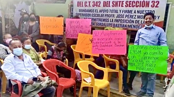 Docentes de educación indígena se manifiestan en la supervisión de zona 695 de educación preescolar indígena, no quieren a la supervisora Guadalupe Bastián Méndez.