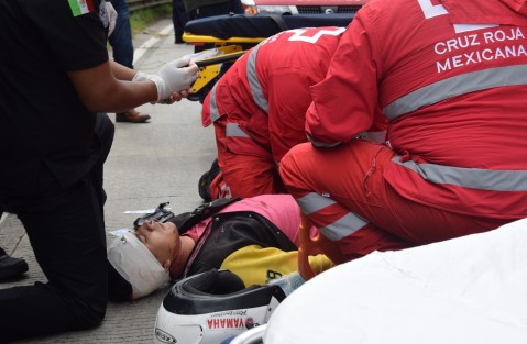 Dos jóvenes que viajaban en una moto, resultaron lesionados en la carretera Xalapa-Coatepec, luego que se impactaran por alcance contra un taxi, que tuvo que frenar repentinamente debido a que una silla cayó de una camioneta que transportaba mobiliario para fiesta. 