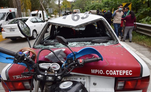 Dos jóvenes que viajaban en una moto, resultaron lesionados en la carretera Xalapa-Coatepec, luego que se impactaran por alcance contra un taxi, que tuvo que frenar repentinamente debido a que una silla cayó de una camioneta que transportaba mobiliario para fiesta. 
