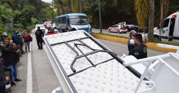Dos jóvenes que viajaban en una moto, resultaron lesionados en la carretera Xalapa-Coatepec, luego que se impactaran por alcance contra un taxi, que tuvo que frenar repentinamente debido a que una silla cayó de una camioneta que transportaba mobiliario para fiesta. 