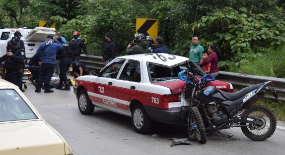 Una mujer y su hijo resultaron, quienes viajaban abordo del taxi, resultaron con lesiones leves. 