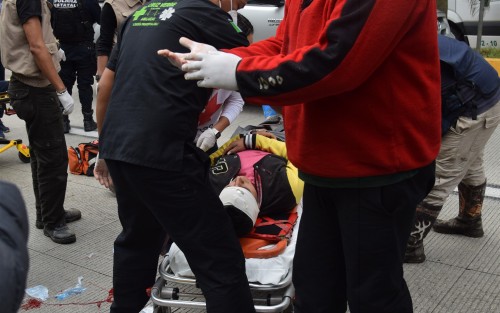 Uno de los jóvenes lesionados  tuvo que ser trasladado al hospital por la gravedad de su heridas.