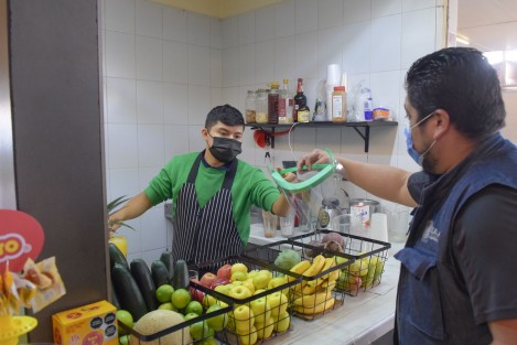 Para invitar a locatarios y consumidores a respetar las medidas preventivas y cuidar su salud ante la presencia del Coronavirus SARS-CoV-2, el Ayuntamiento, a través de personal de la Subdirección de Salud Municipal, distribuyó equipo de protección personal y folletos informativos en el mercado Adolfo Ruiz Cortines, La Rotonda.