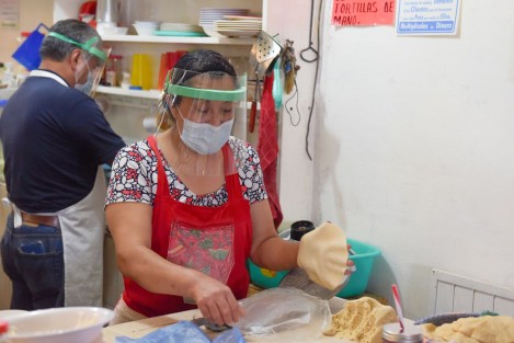 Para invitar a locatarios y consumidores a respetar las medidas preventivas y cuidar su salud ante la presencia del Coronavirus SARS-CoV-2, el Ayuntamiento, a través de personal de la Subdirección de Salud Municipal, distribuyó equipo de protección personal y folletos informativos en el mercado Adolfo Ruiz Cortines, La Rotonda.