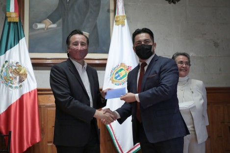 Para difundir entre la juventud el legado del ingeniero Heberto Castillo Martínez, uno de los políticos más influyentes de la izquierda mexicana en los últimos años, el Gobierno de Veracruz organizó el primer concurso de ensayo que lleva su nombre y cuyos ganadores fueron galardonados por el mandatario Cuitláhuac García Jiménez.