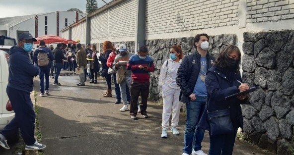 Poca afluencia en los dos centros de vacunación, Escuela Normal Veracruzana y Gimnasio Deportivo Omega. 
