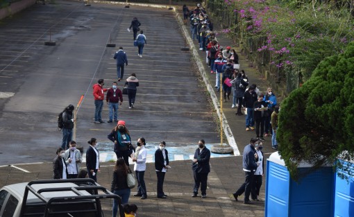 Poca afluencia en los dos centros de vacunación, Escuela Normal Veracruzana y Gimnasio Deportivo Omega. 