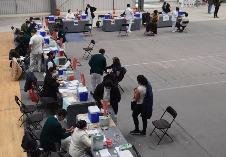 Poca afluencia en los dos centros de vacunación, Escuela Normal Veracruzana y Gimnasio Deportivo Omega. 