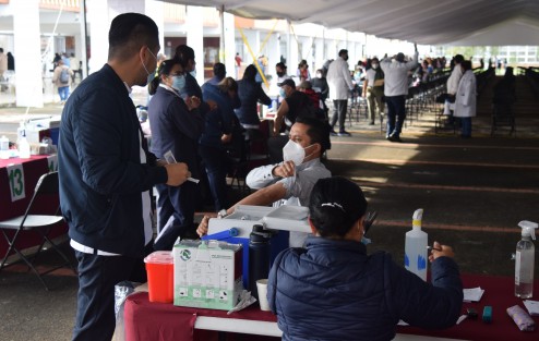Este lunes inició la aplicación de vacuna de refuerzo anti COVID-19 para personal del sector educativo (académicos, administrativo, intendencia, etc.) en Xalapa, Ver.  Se estará inmunizando con la dosis Spikevax Moderna.