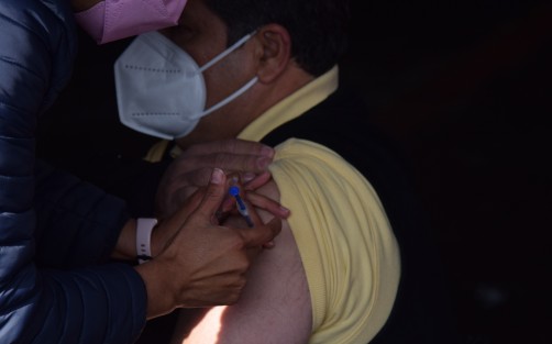 Este lunes inició la aplicación de vacuna de refuerzo anti COVID-19 para personal del sector educativo (académicos, administrativo, intendencia, etc.) en Xalapa, Ver.  Se estará inmunizando con la dosis Spikevax Moderna.