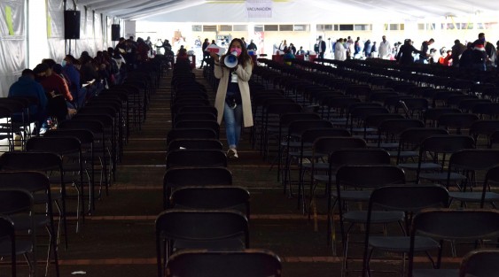 En esta ocasión la vacunación de personal del sector educativo no se realiza por orden alfabético de su primer apellido, sino por una fecha asignada tras su registro en la página http://mivacuna.sev.gob.mx/ 