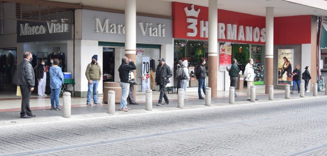 Pudo ser que por el frío muchos xalapeños no salieran a realizar actividades, pero este mediodía así lucían algunas calles de la capital. O quizá ya notaron el incremento de  contagios que se están dando entre la población.