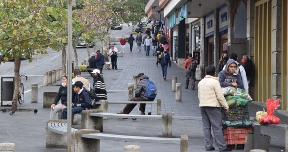 Pudo ser que por el frío muchos xalapeños no salieran a realizar actividades, pero este mediodía así lucían algunas calles de la capital. O quizá ya notaron el incremento de  contagios que se están dando entre la población.