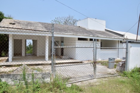 Autoridades de la comunidad La Palmilla, municipio de Tlapacoyan, solicitan a las autoridades de Salud se concluya con la construcción de la clínica, y se envíe un médico pues un promedio de 300 consultas semanales son requeridas por la población. 