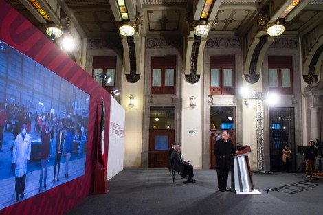  En el primer día de aplicación de la vacuna Moderna, como parte del refuerzo anticoronavirus, quedaron inmunizados 31 mil 577 trabajadores del sector educativo en las 13 sedes instaladas estratégicamente en la entidad, informó el gobernador Cuitláhuac García Jiménez durante la conferencia matutina del presidente Andrés Manuel López Obrador.
