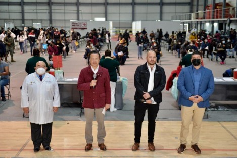 Acompañado por los secretarios de Salud y Educación, Roberto Ramos Alor y Zenyazen Escobar García, desde el Gimnasio Omega dio cuenta de dicha labor para facilitar el 100 por ciento el retorno a las aulas, teniendo como meta inocular a 177 mil docentes del 17 al 21 de enero.