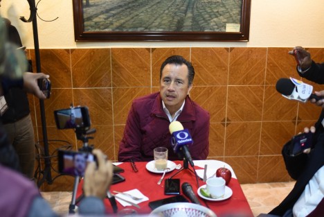El Gobernador Cuitláhuac García dijo que no responderá a las publicaciones del ex gobernador Miguel Ángel Yunes Linares en redes sociales, expresando que <em>La sociedad ya dio su veredicto en la elección del 2018 para una transformación en el Estado</em>.