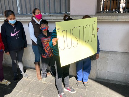 Vecinos de la colonia Fidel Herrera acudieron a Palacio Municipal a solicitar ayuda para reparar sus viviendas de láminas, las cuales con el mal tiempo sufren afectaciones. 