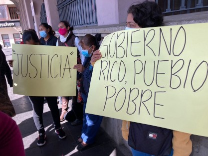 Vecinos de la colonia Fidel Herrera acudieron a Palacio Municipal a solicitar ayuda para reparar sus viviendas de láminas, las cuales con el mal tiempo sufren afectaciones. 