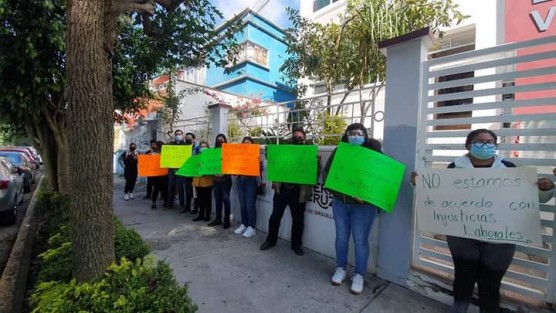 Personal del plantel 62 del Cobaev, ubicado en el puerto de Veracruz, se manifestaron en las oficinas centrales del Colegio de Bachilleres, para protestar por el despido de dos de sus compañeras, las cuales cuentan con 9 años de antigüedad.