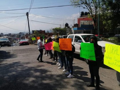 Personal del plantel 62 del Cobaev, ubicado en el puerto de Veracruz, se manifestaron en las oficinas centrales del Colegio de Bachilleres, para protestar por el despido de dos de sus compañeras, las cuales cuentan con 9 años de antigüedad.